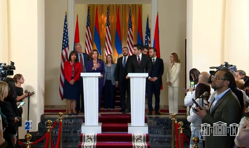 Pelosi: Azerbaycan'ın Ermenistan'a saldırısını kınıyoruz